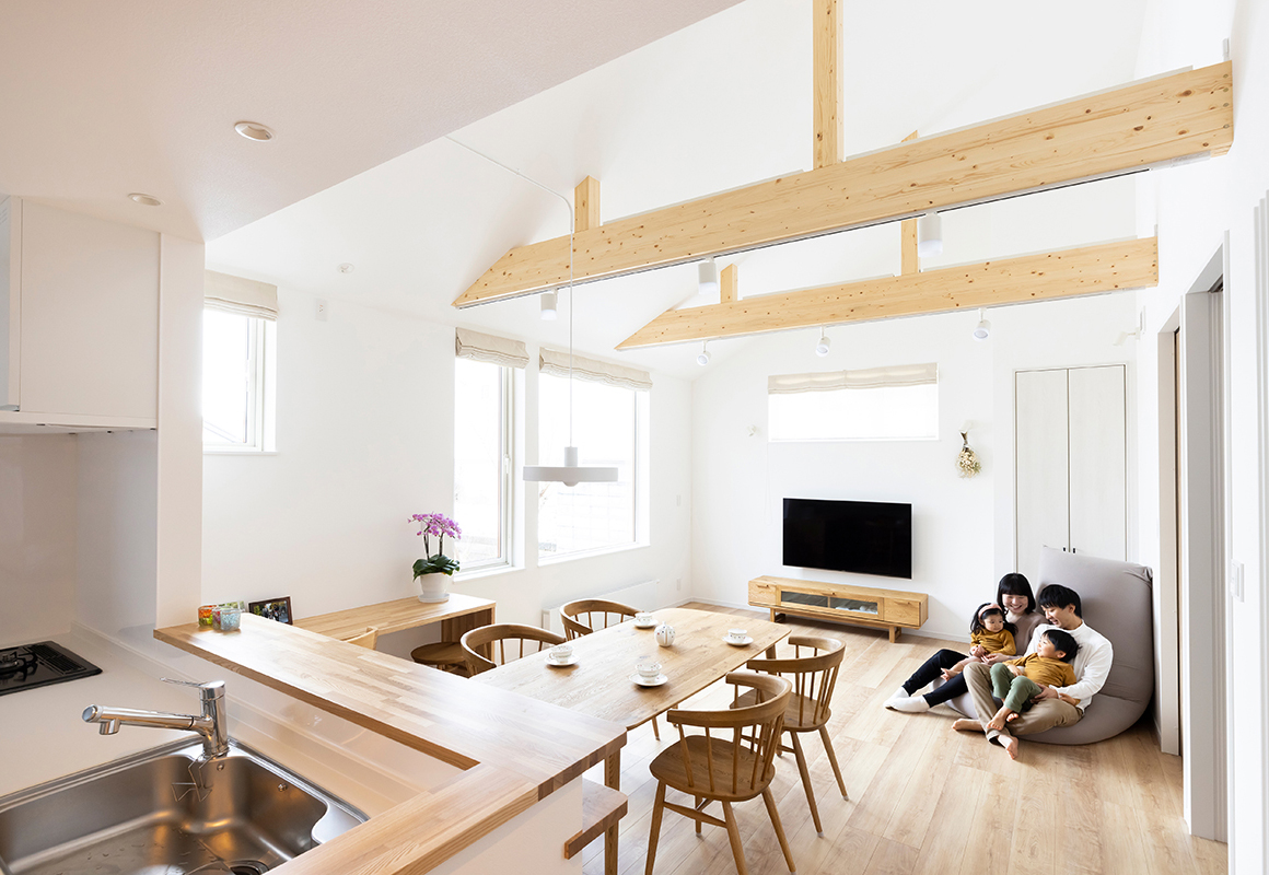 「梁のある勾配天井が気持ちいい、三角屋根のかわいい平屋」(札幌市厚別区)