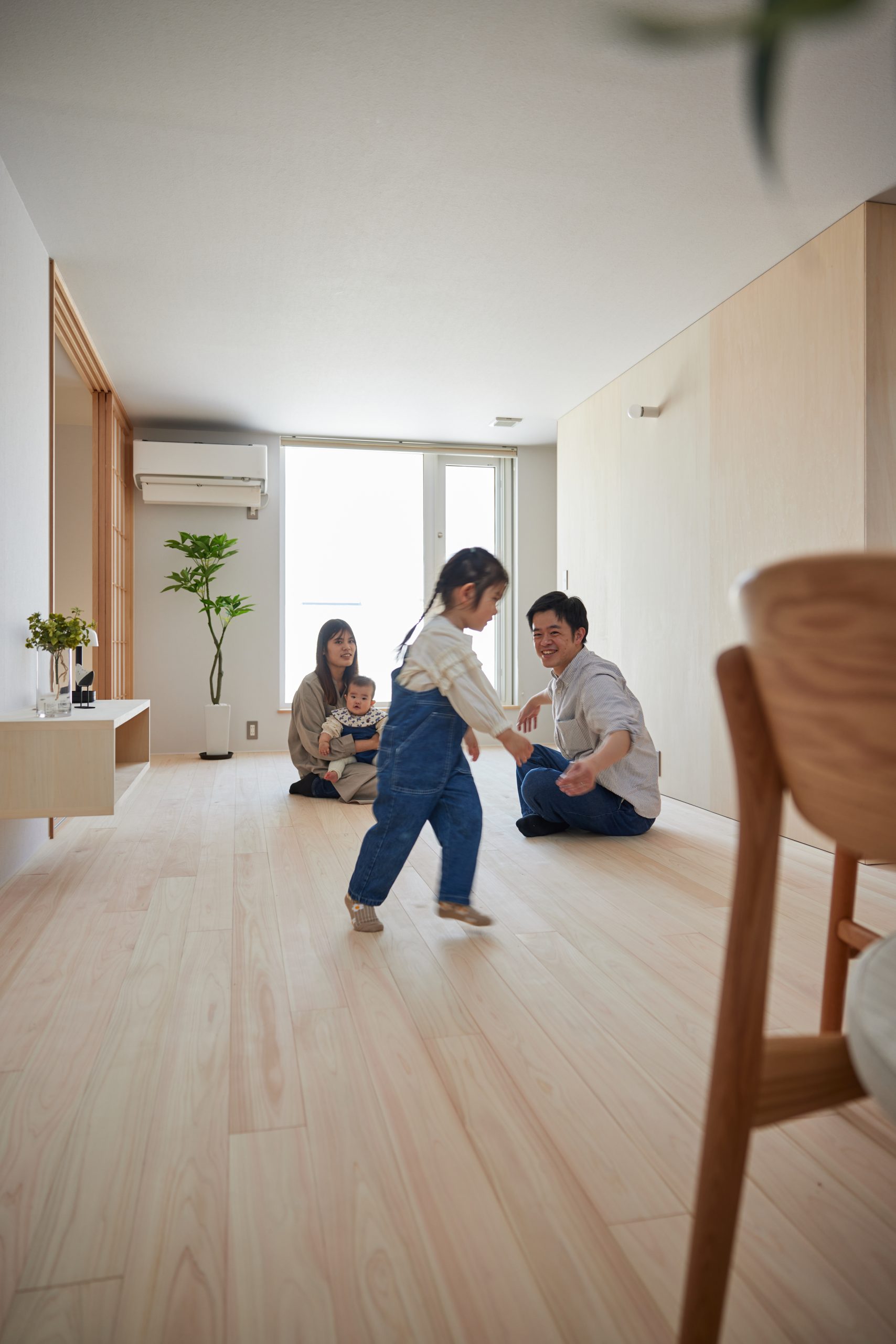 はだしで感じる、無垢のぬくもり　地べたが心地よい、やさしい木の家｜完成見学会in札幌市白石区